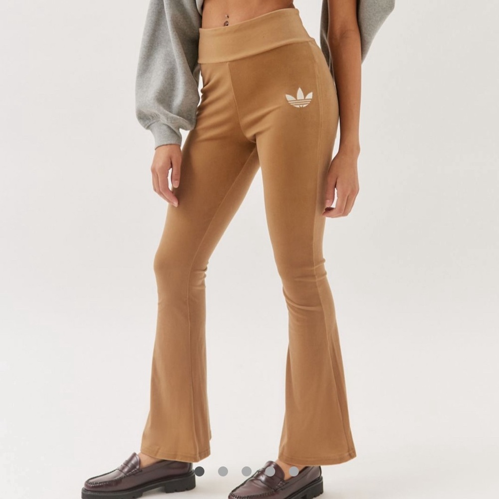 Adidas ‘adicolor 70s’ flared legging. size small.